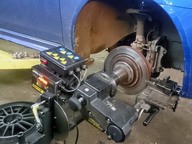 Проточка тормозных дисков без снятия    